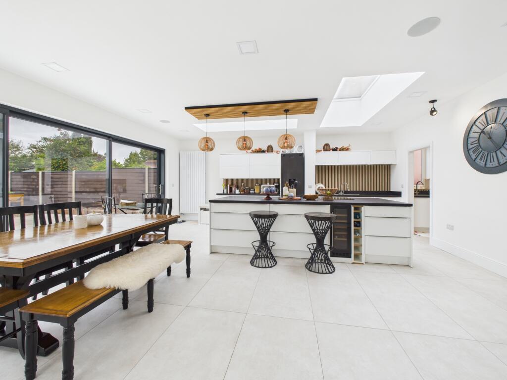 CAM04825G0-PR0182-STILL006