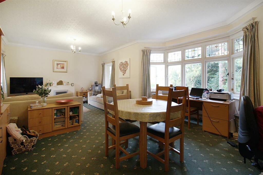 First Floor Lounge/Diner