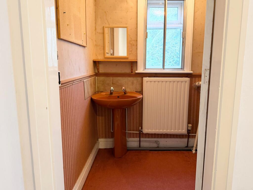 Walk-in Wardrobe w/ Sink