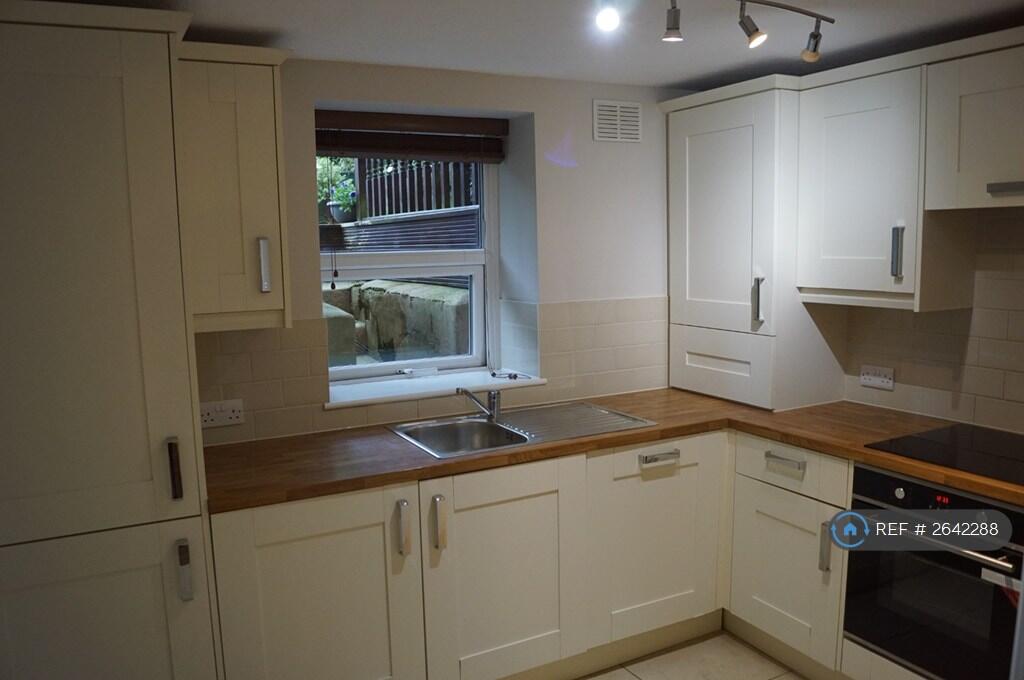 Kitchen Photo 1