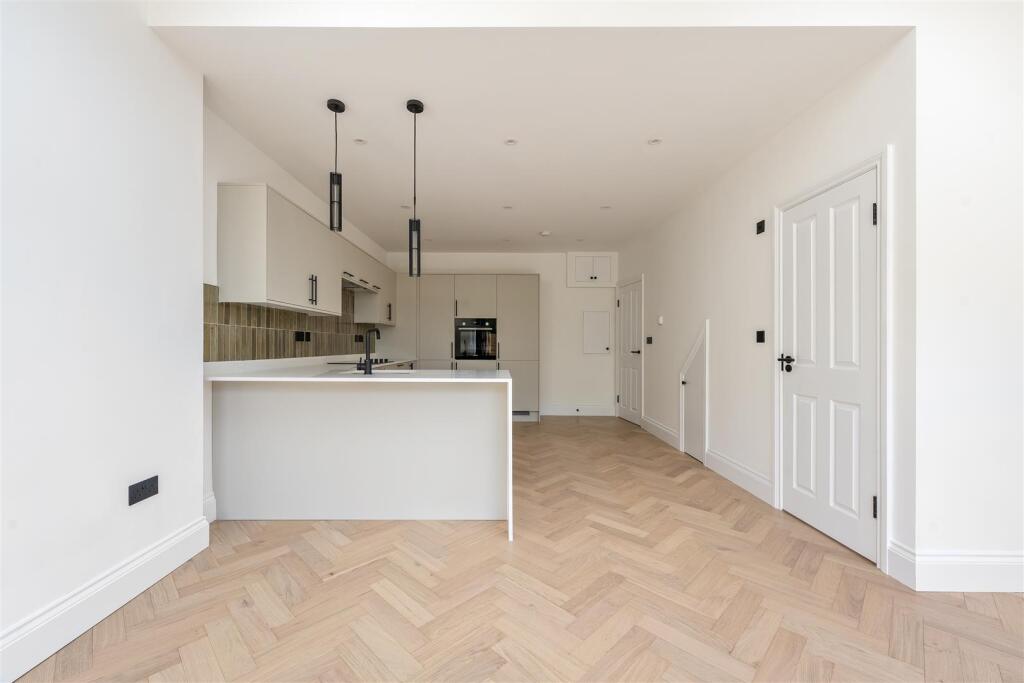 Queen Elizabeth Road E17