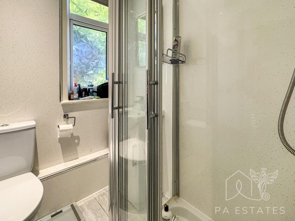 Shower room.