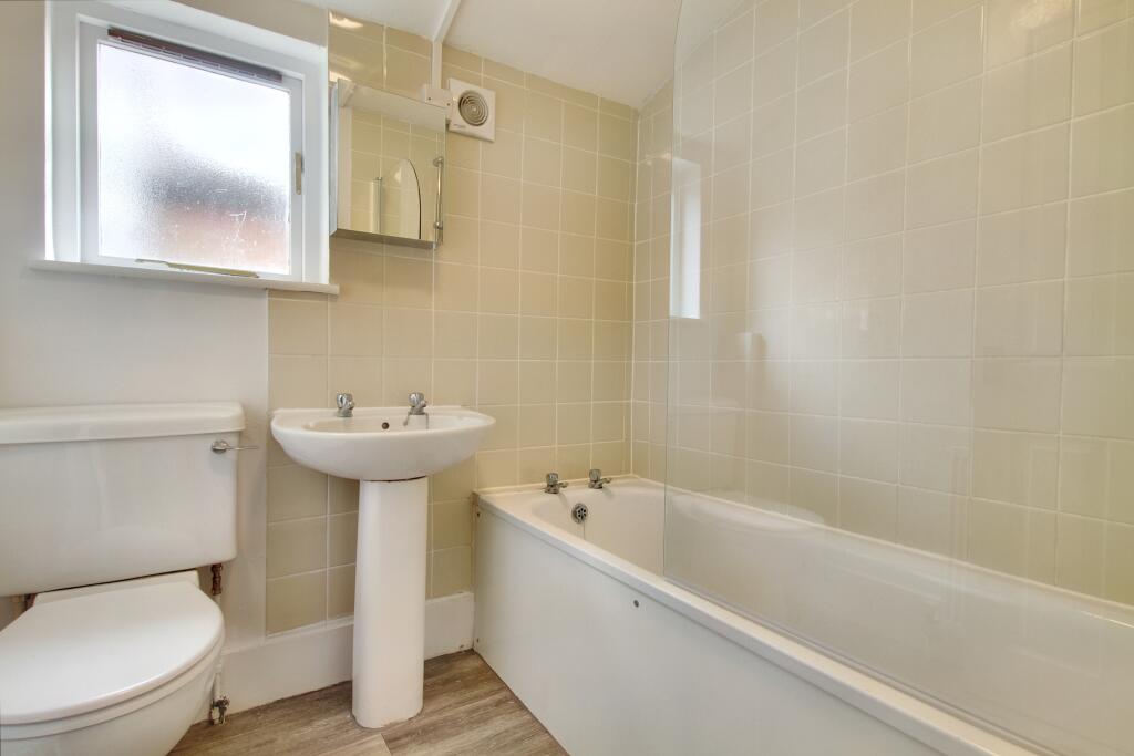 7.BATHROOM.jpg