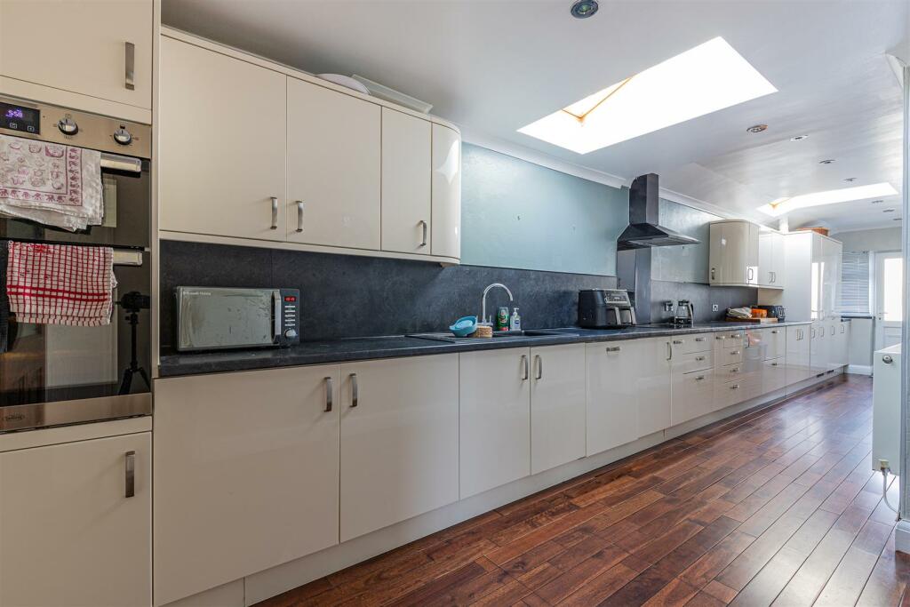 Western Avenue 381-13.jpg