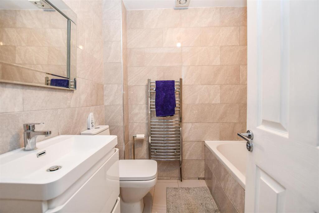 Bathroom 1.jpg