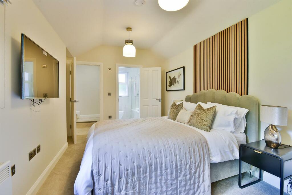 Bed2.jpg