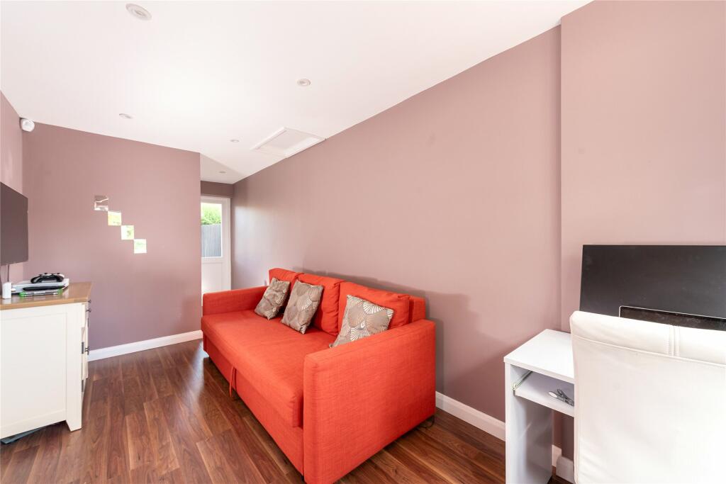 Reception/Bedroom 4