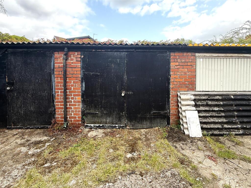 Garage 9 Palmerston Road (2).JPG