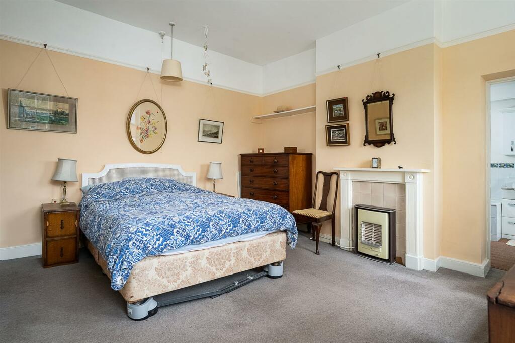 Principal bedroom