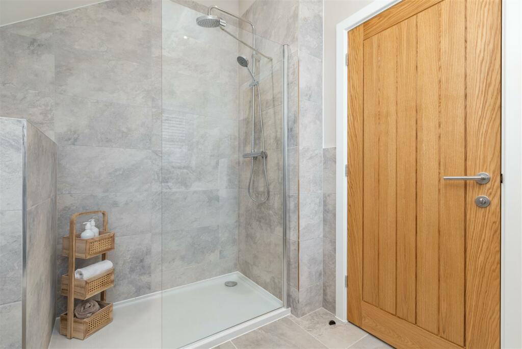Bed 1 en-suite show home