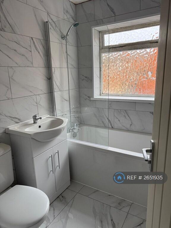 1st Floor Bathroom 