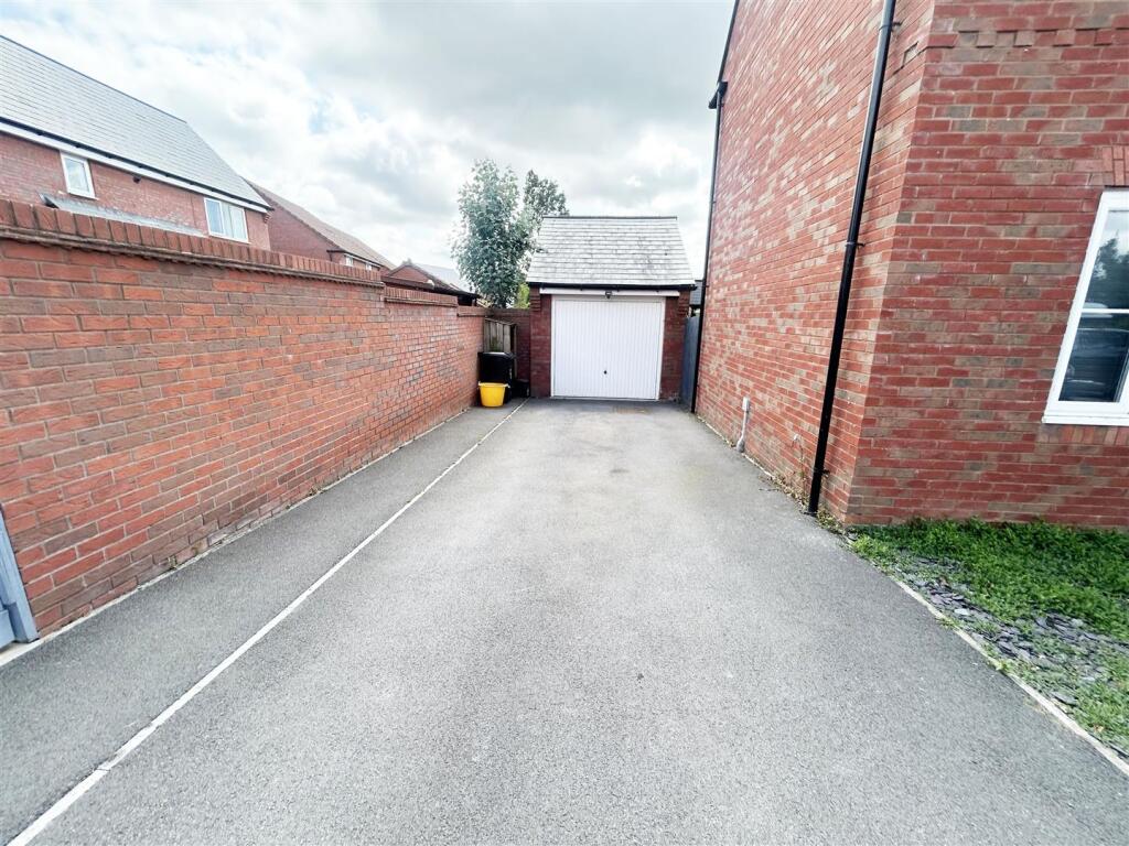 GARAGE &amp; PARKING