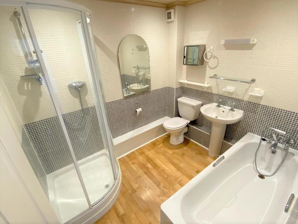 18 Chester Court Bathroom