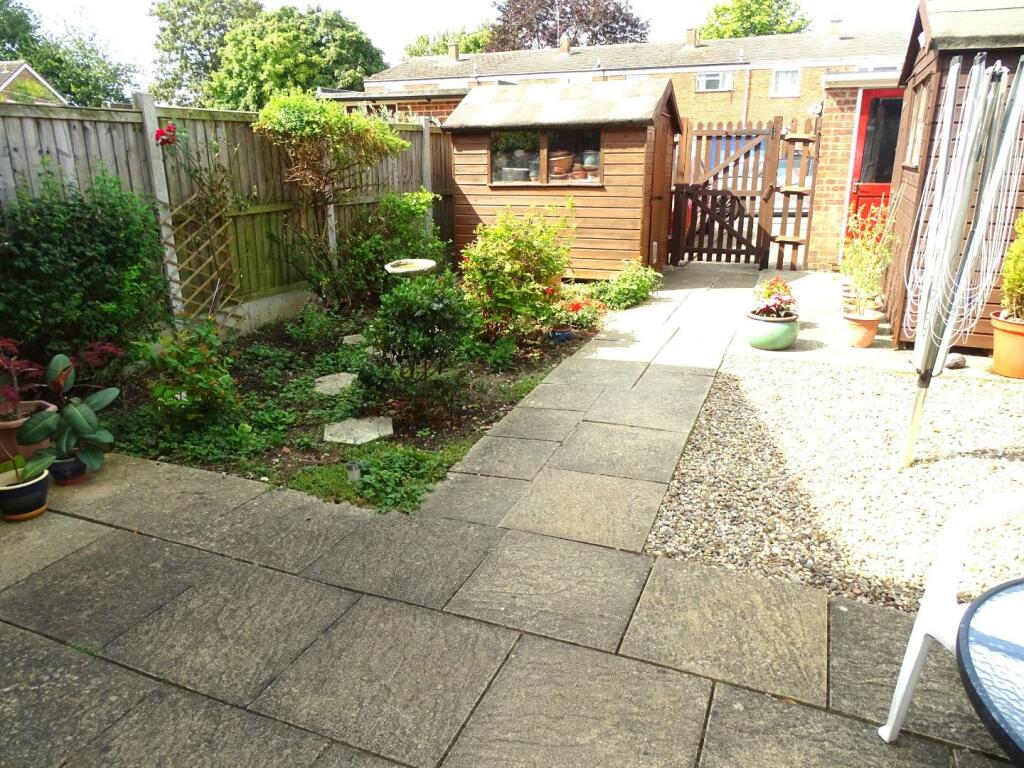 ATTRACTIVE LOW MAINTENANCE GARDEN