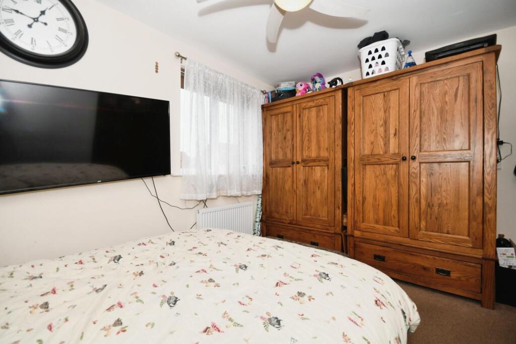 BEDROOM 1 02.jpg