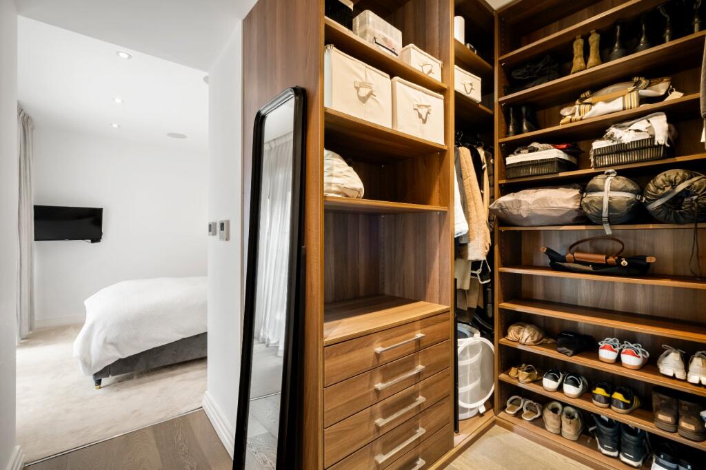 Walk-In Wardrobe