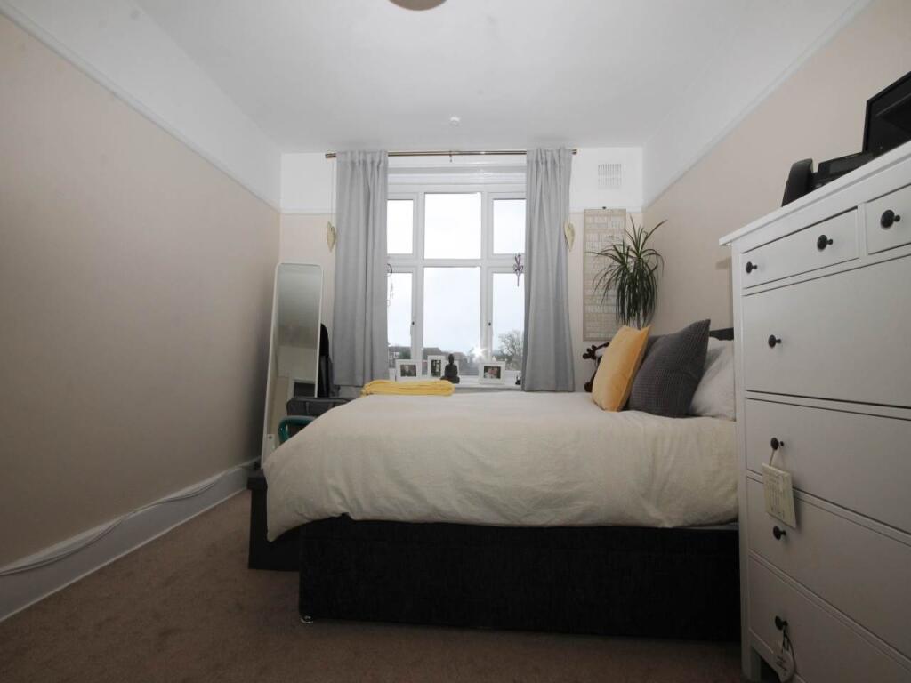 6 Stourwood Mansions