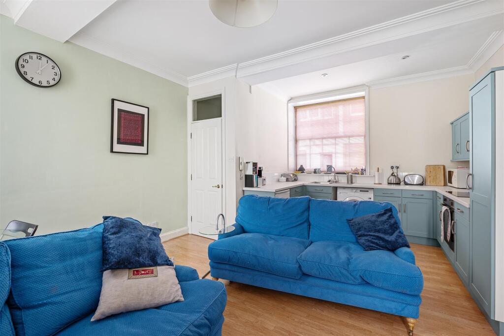 OPEN PLAN LIVING AREA