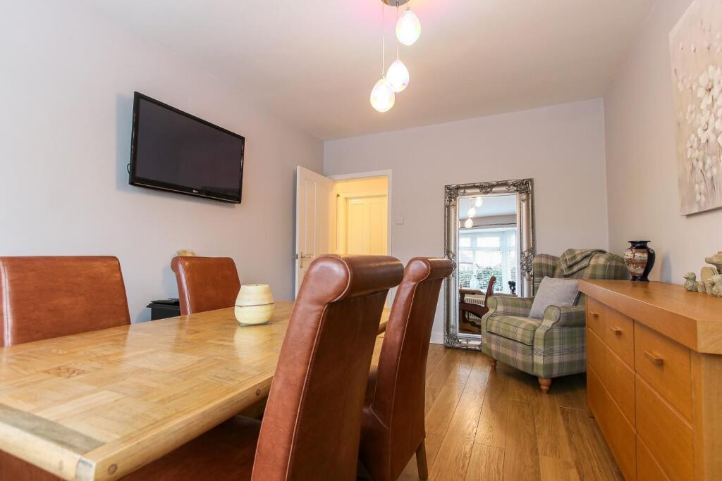 Bedroom 1 / Dining room