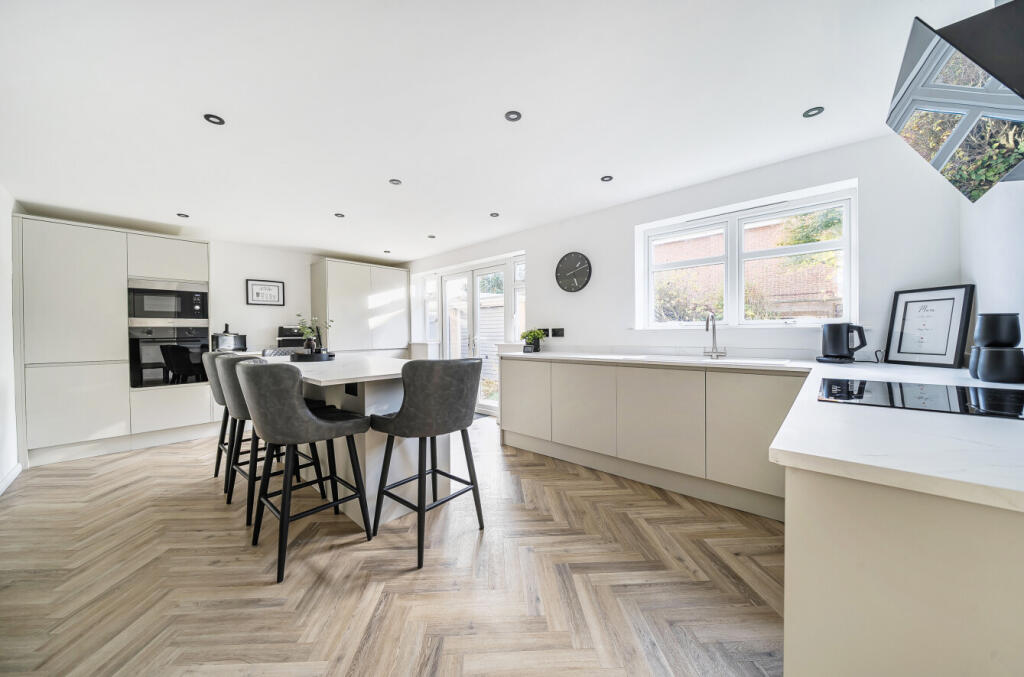 1383828-4-691f3e7...