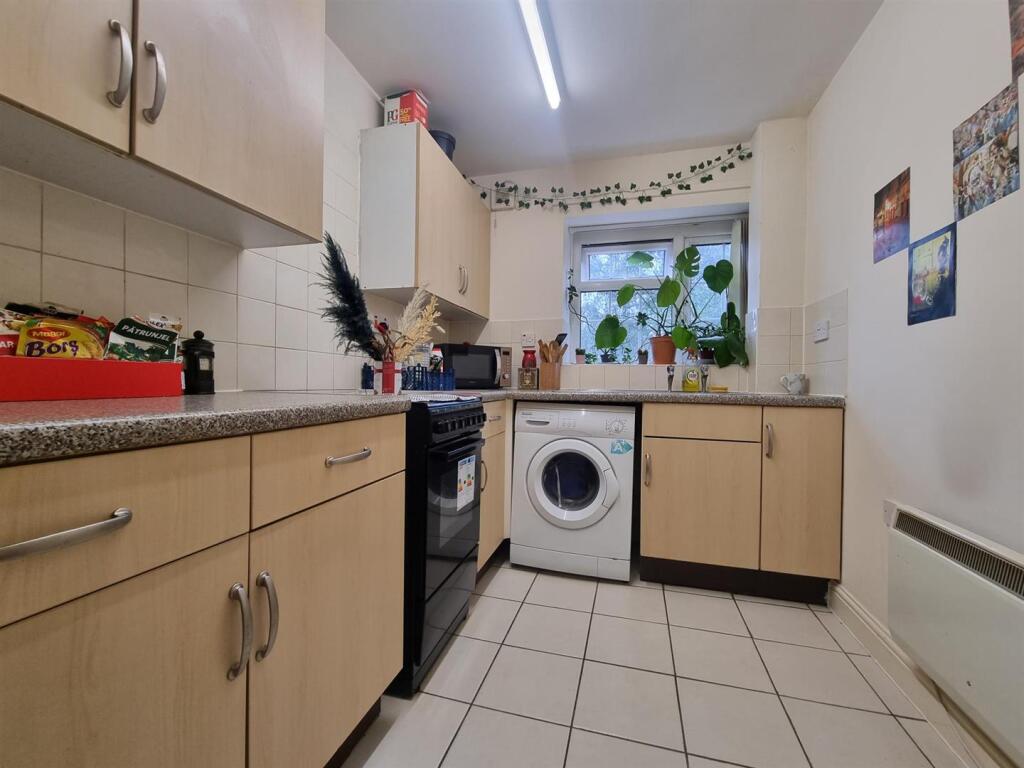 Well Fitted Breakfast Kitchen