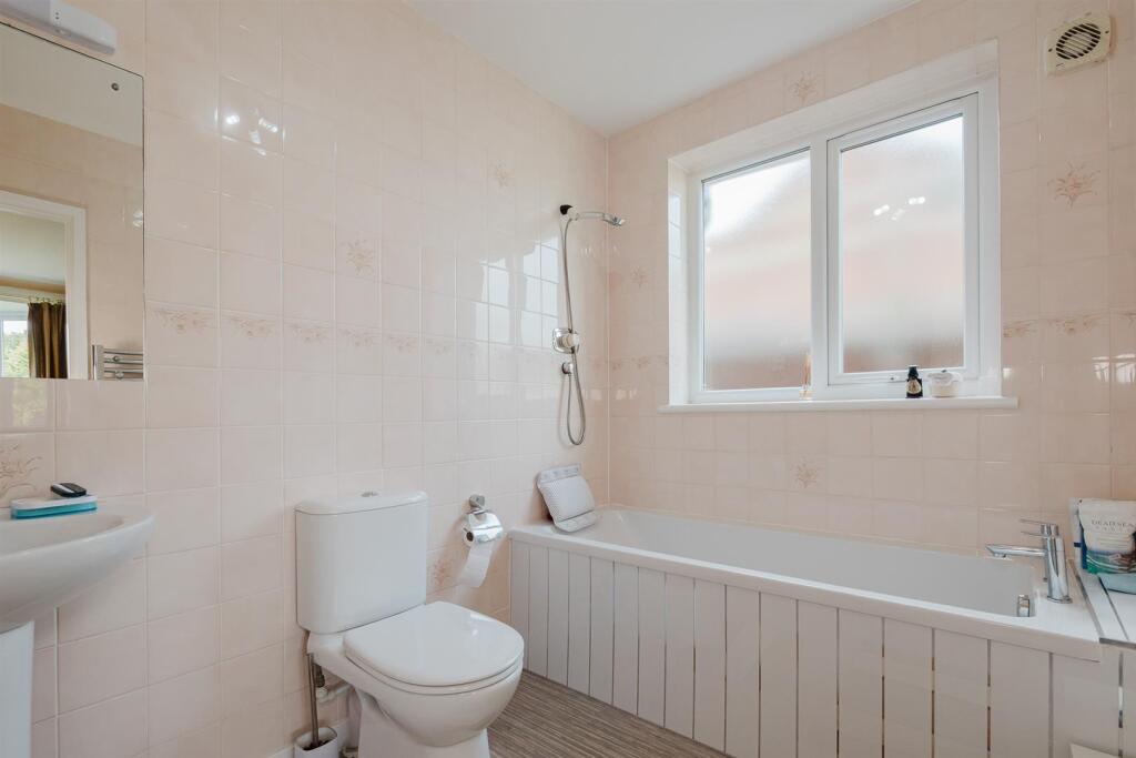 Bed 1 En Suite Bathroom