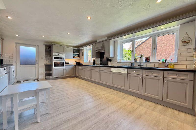 19' Kitchen/Breakfast Room