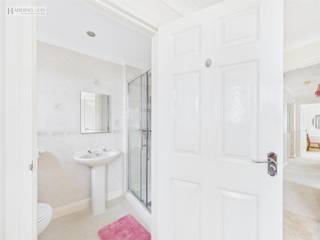 Bedroom 1 en-suite.jpg