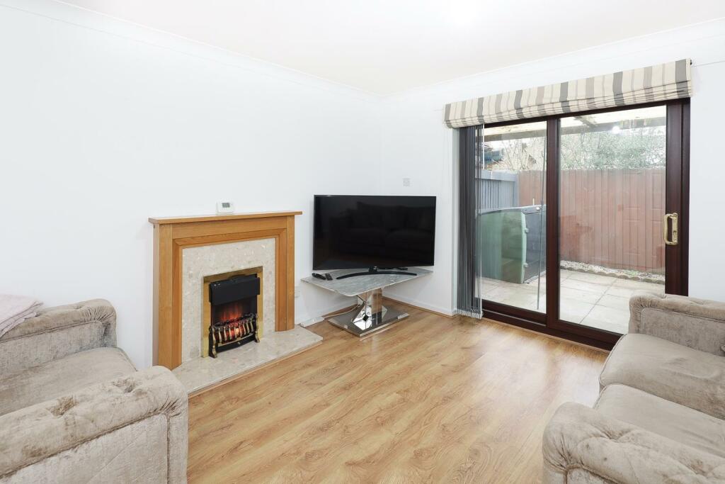 11 St Pauls Court lounge.jpg