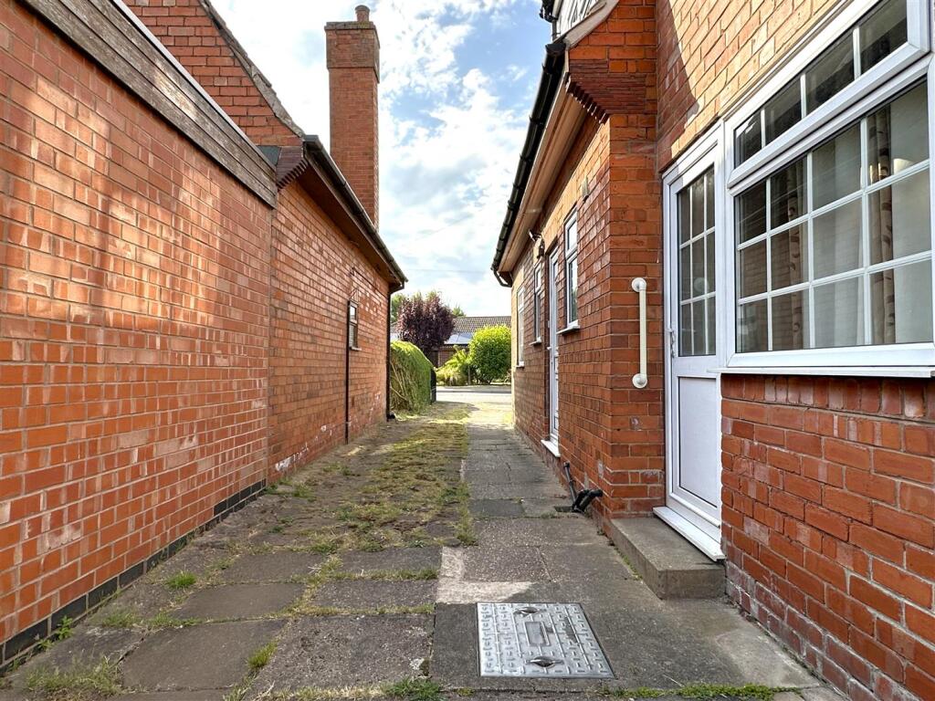 Lengthy Gated Driveway 527