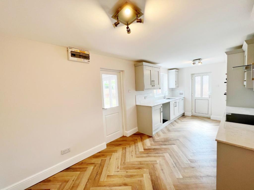 Kitchen 2.jpg