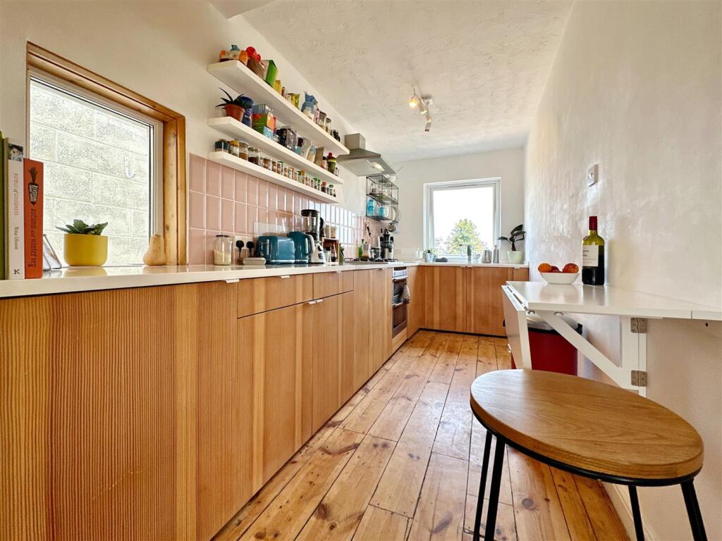Kitchen &amp; breakfast bar.JPG