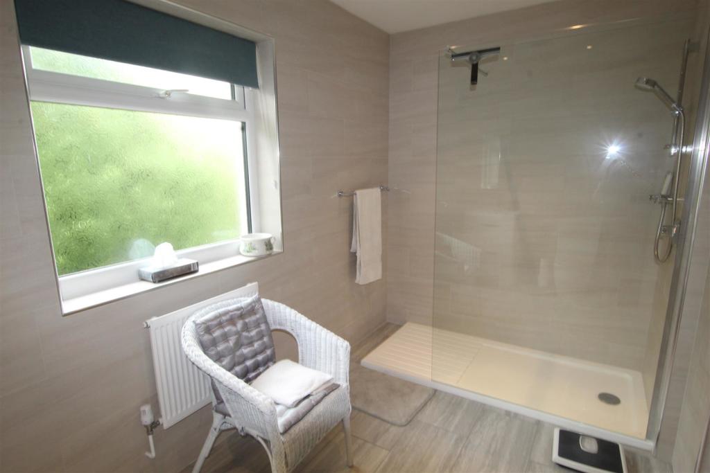 bed 1 ensuite 2nd.JPG