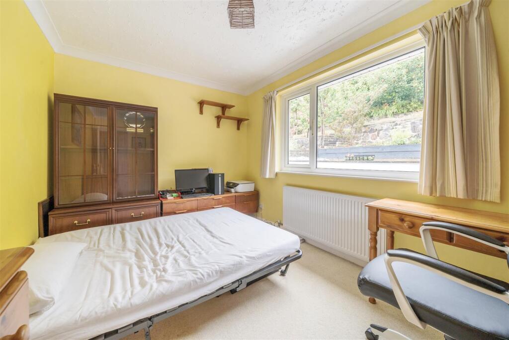 Crescent Gdns Bed2.jpg