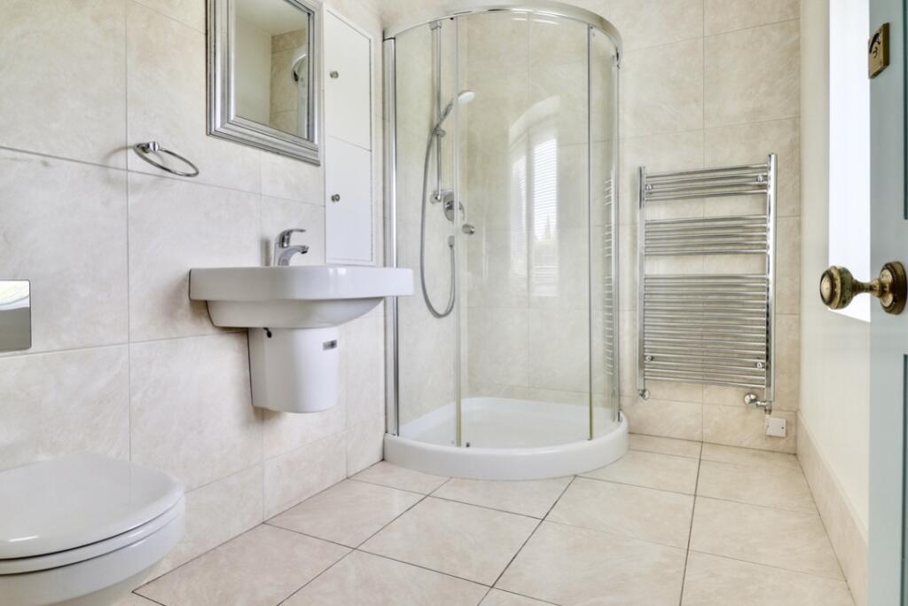 Ensuite to bedroom 2