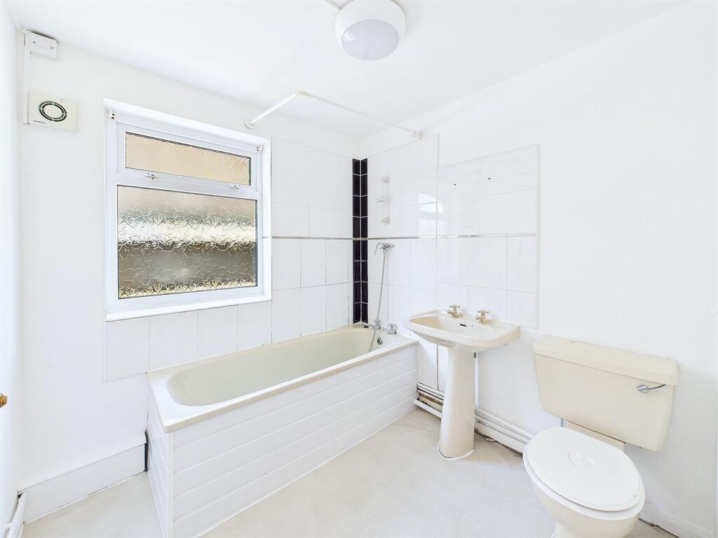 9 - Two Flats for Auction, Fishponds, Bristol.jpg