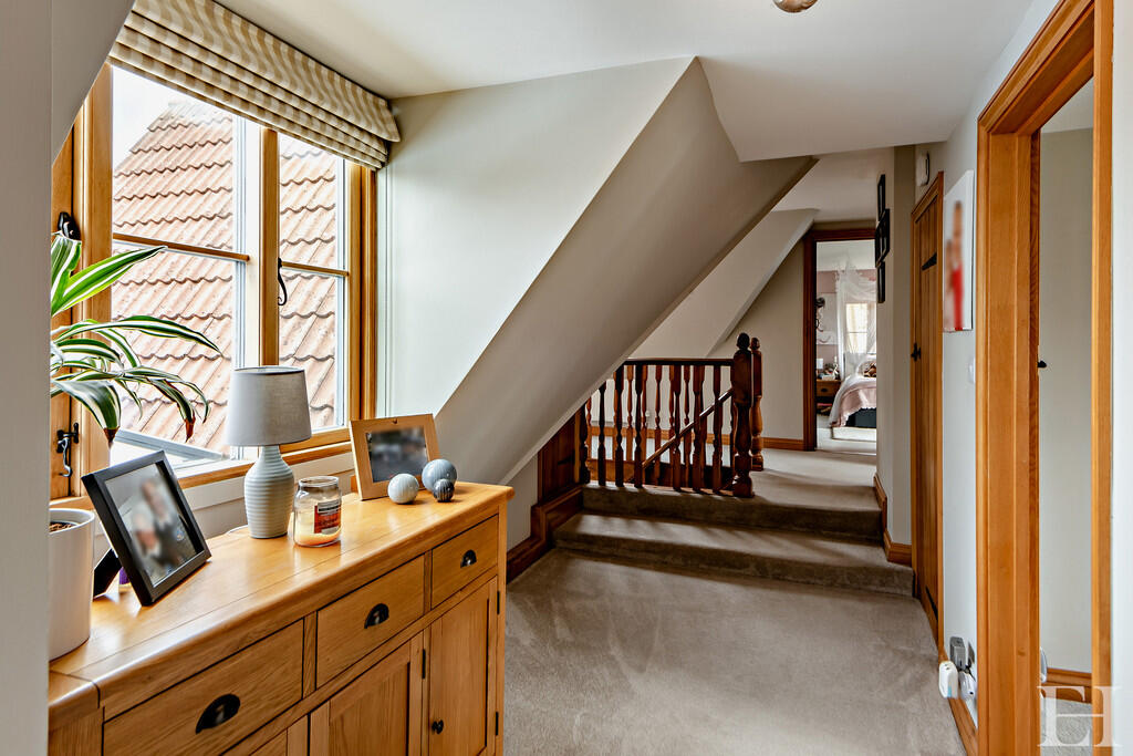 8647171-interiorW...