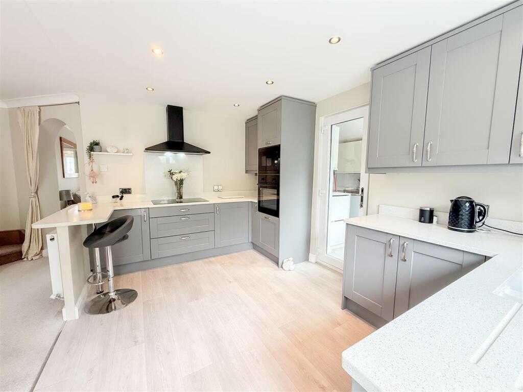 BREAKFASTING KITCHEN