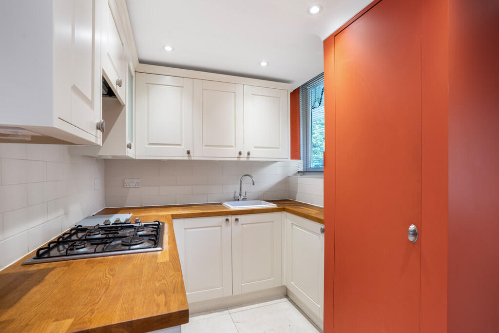 33 Walpole Close-...