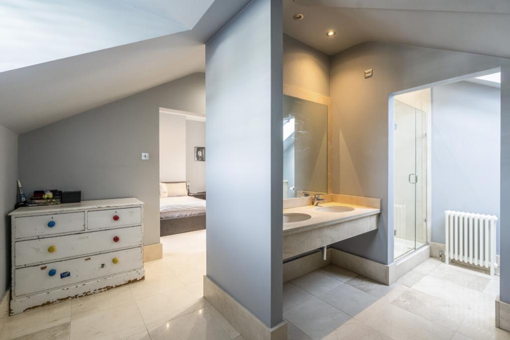 Ensuite/dressing room