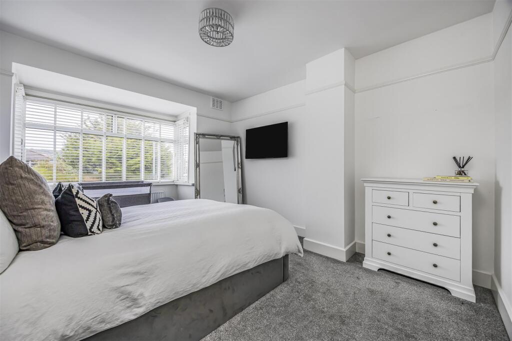 10 Old Manor Way, Drayton-PorticoMarketing-SoldBy-