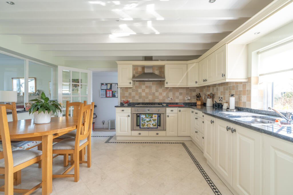 KITCHEN (2).jpg