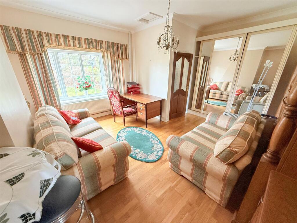LOUNGE / DINING AREA