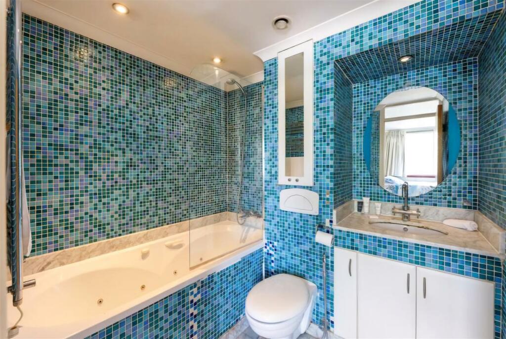 Ensuite Bathroom.jpg