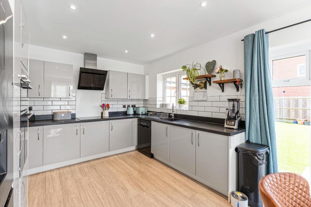 15 - kitchen.jpg