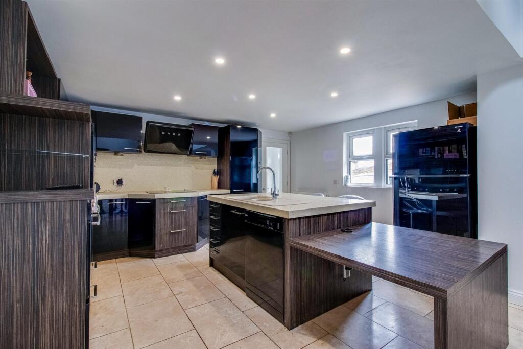 KITCHEN/BREAKFAST ROOM