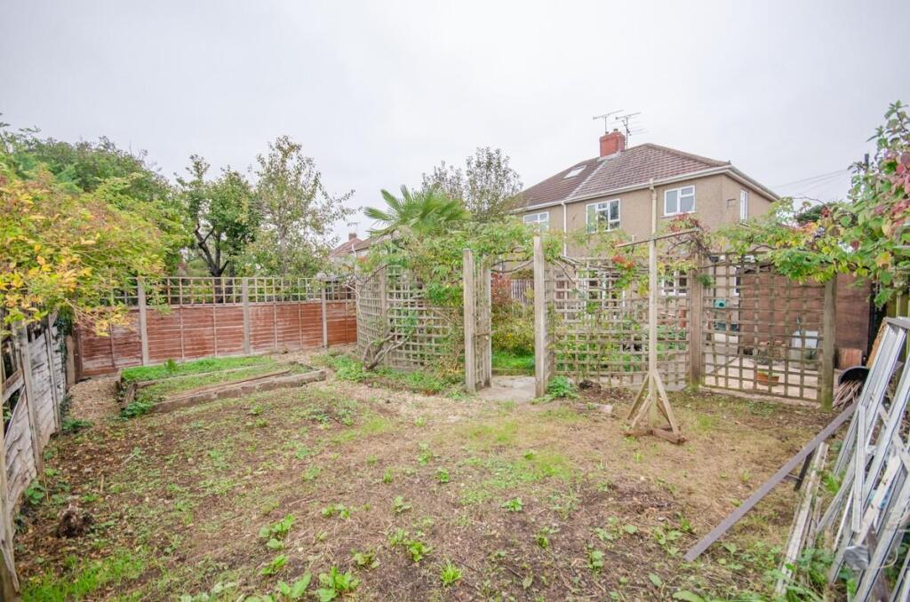 Rear garden pic 3.jpg