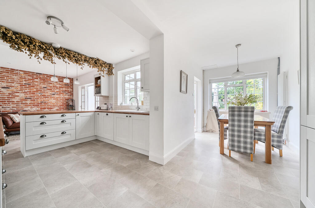 1303308-7-684083f...