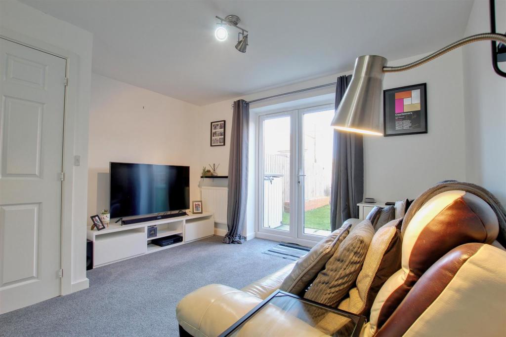 OPEN PLAN BREAKFAST KITCHEN AND LOUNGE