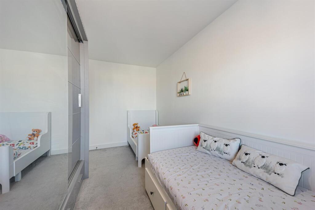 54 Stratford Drive bedroom 2 3.jpg